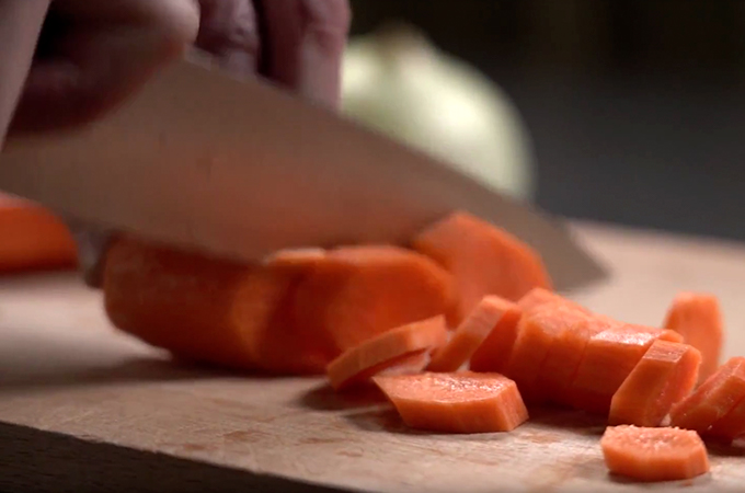 Preparación crema espinacas y zanahorias
