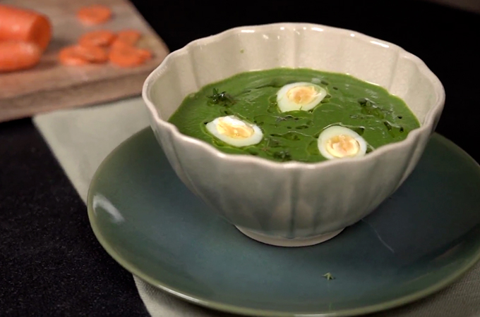 Presentación plato crema de espinacas y zanahorias con huevo